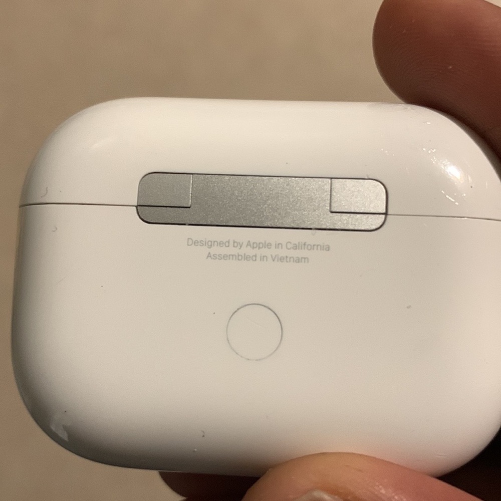 AirPod pros - Picture 3 of 4